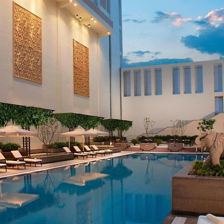 Jaipur Marriott Hotel מראה חיצוני תמונה The pool at the Taj Mahal Palace