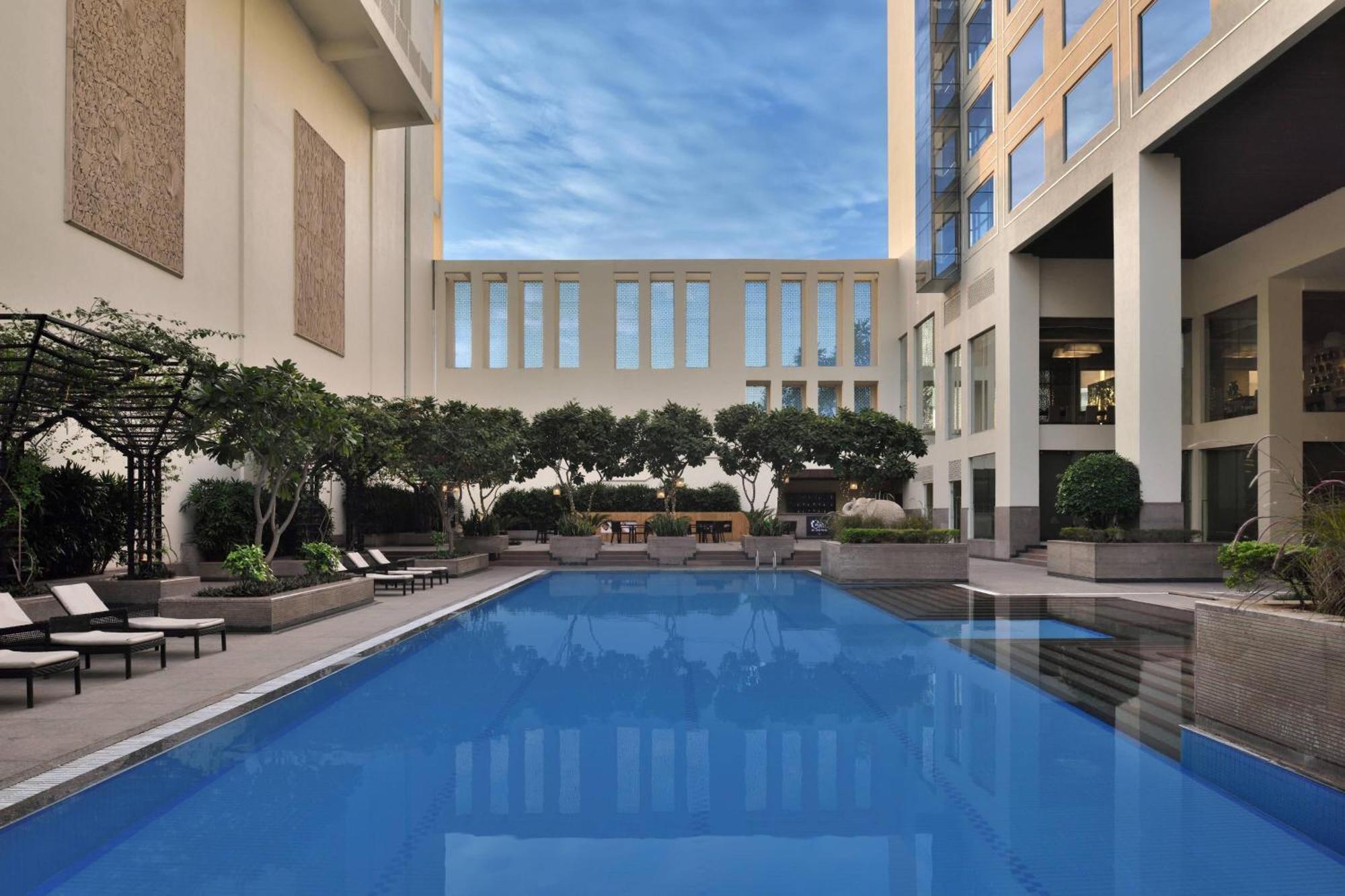 Jaipur Marriott Hotel מראה חיצוני תמונה The pool at the hotel