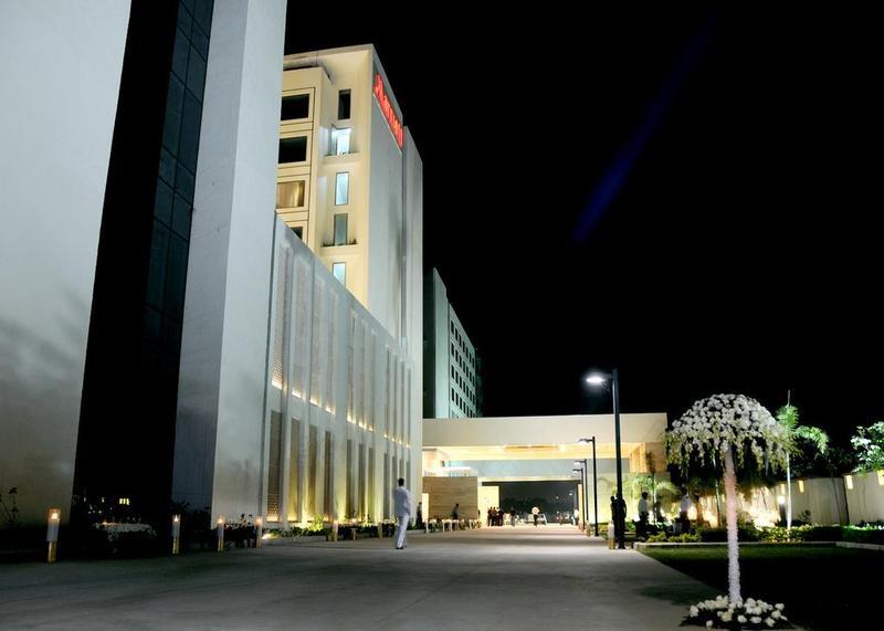 Jaipur Marriott Hotel מראה חיצוני תמונה The hotel at night