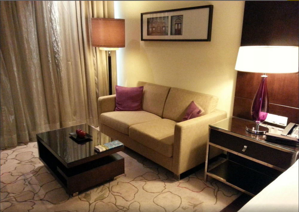 Jaipur Marriott Hotel מראה חיצוני תמונה A sofa in a hotel room