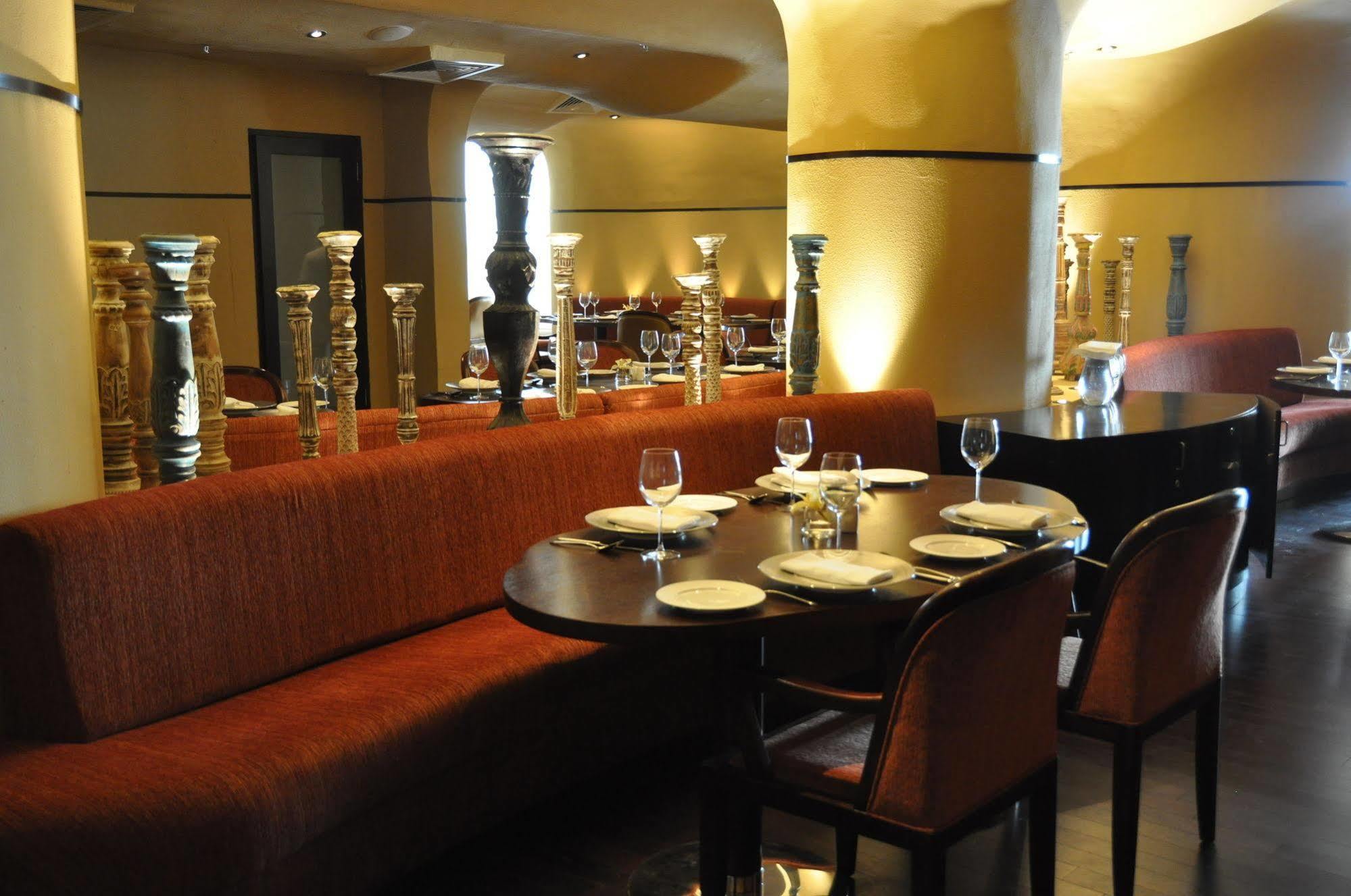 Jaipur Marriott Hotel מראה חיצוני תמונה The interior of the restaurant