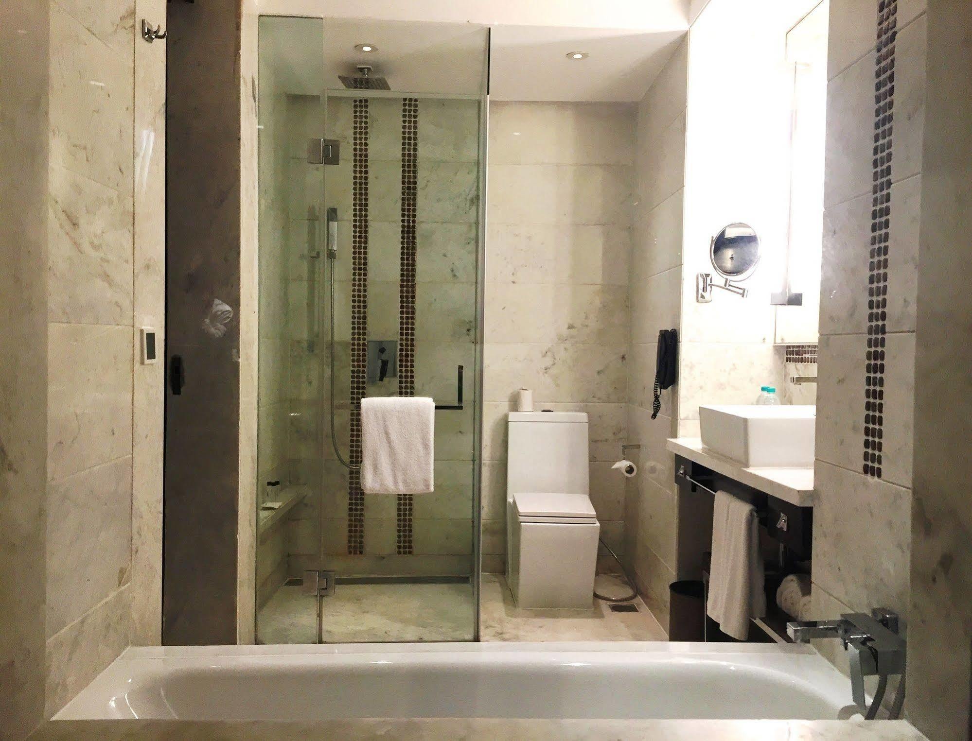 Jaipur Marriott Hotel מראה חיצוני תמונה A bathroom with a shower enclosure and a bathtub