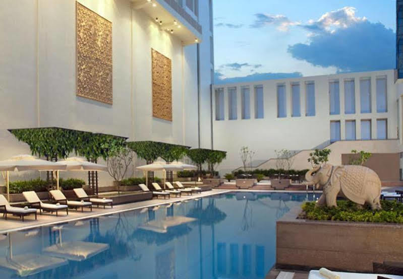 Jaipur Marriott Hotel מראה חיצוני תמונה The pool at the Taj Bengal